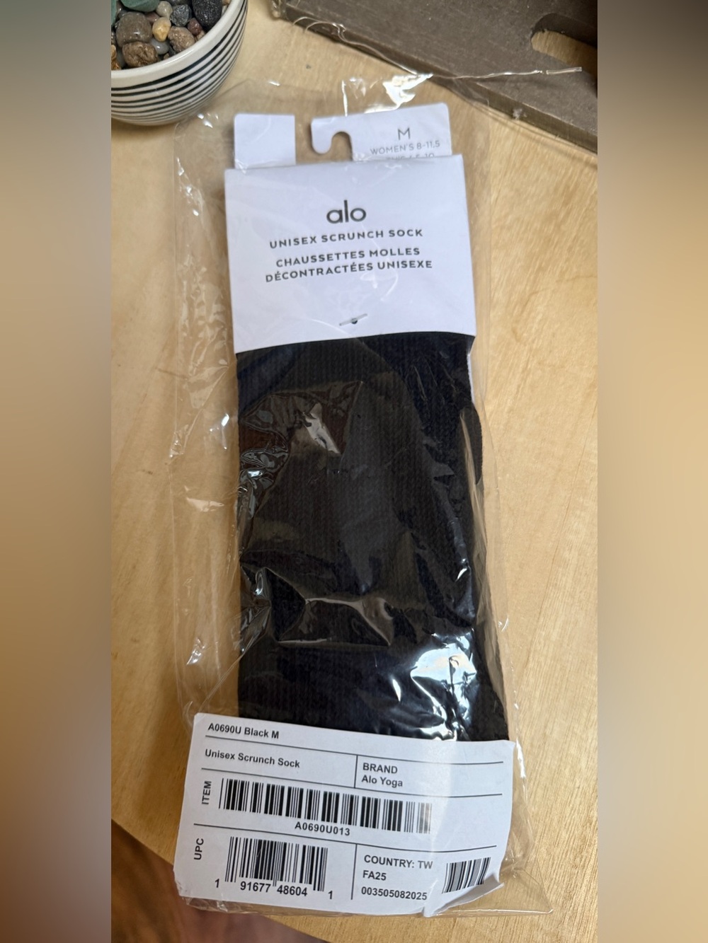 NWT Alo Yoga Unisex Scrunch Sock Black Medium Ribbed Crew Slouchy Athleisure - Picture 2 of 9